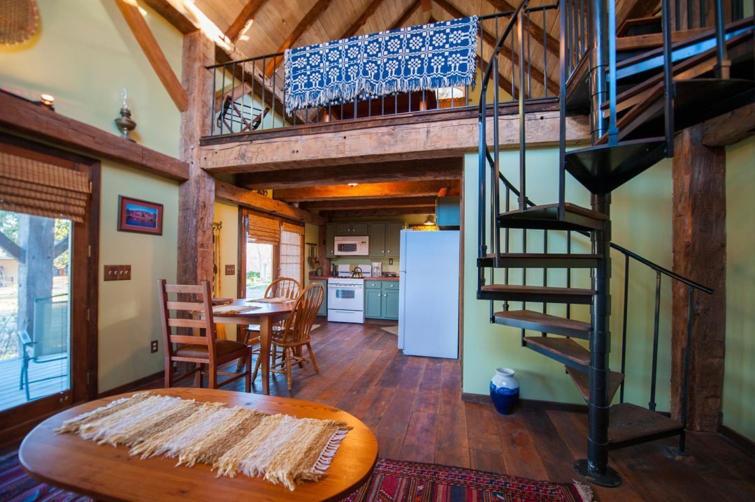 A Beautiful Restored Barn in Waco, TX - Dry Creek Guest House